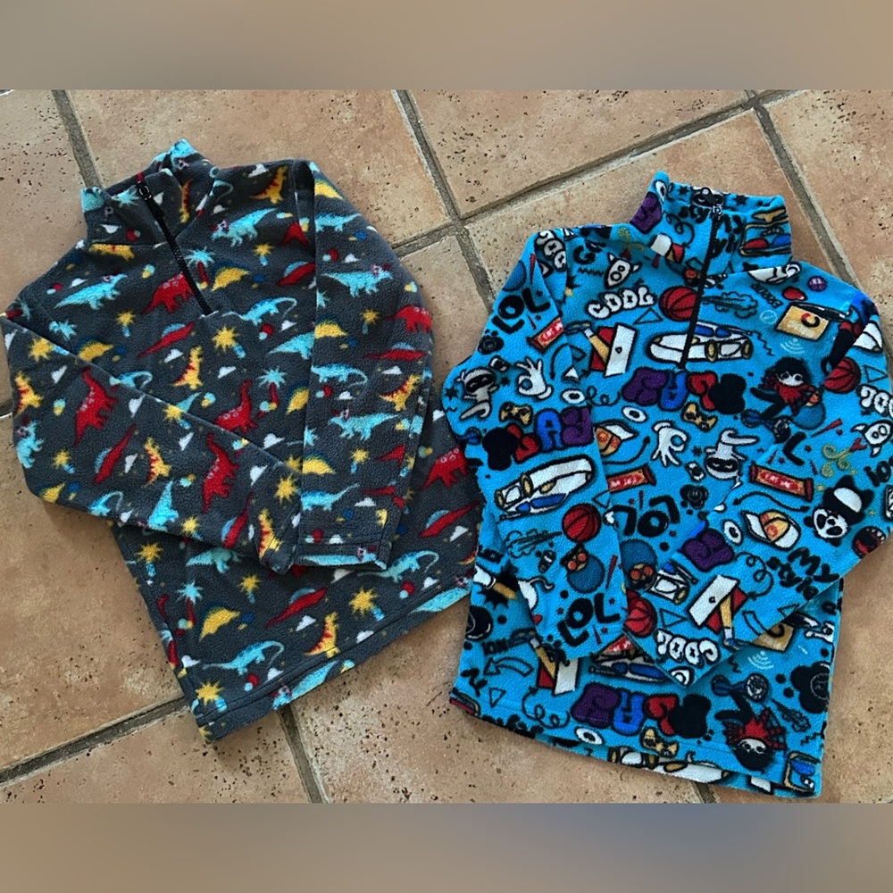 🦕🦕 Set of two fleece long sleeve shirt, 4-5T